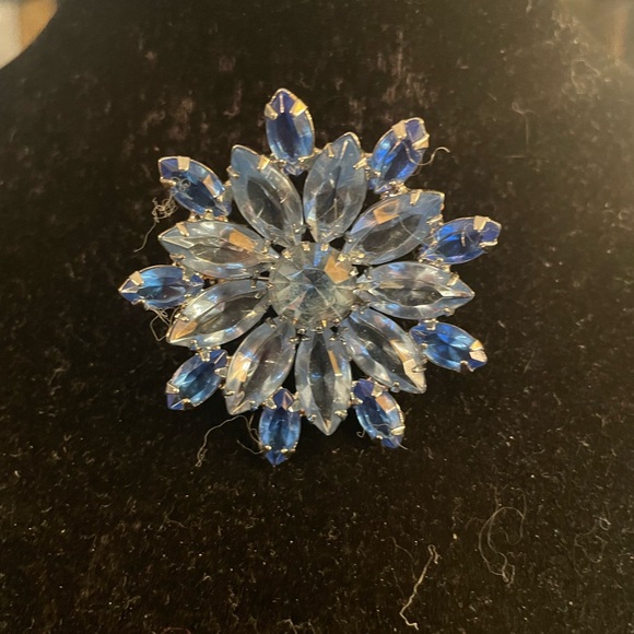 Large VTG Style Blue & White Rhinestone Flower Cluster Elegant Brooch - Picture 3 of 5